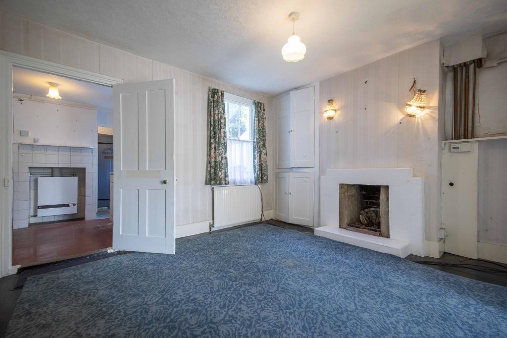 Lot: 164 - MID-TERRACE HOUSE FOR REPAIR - Reception Room